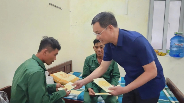 Bí thư Tỉnh ủy Quảng Trị thăm, động viên các ngư dân gặp nạn