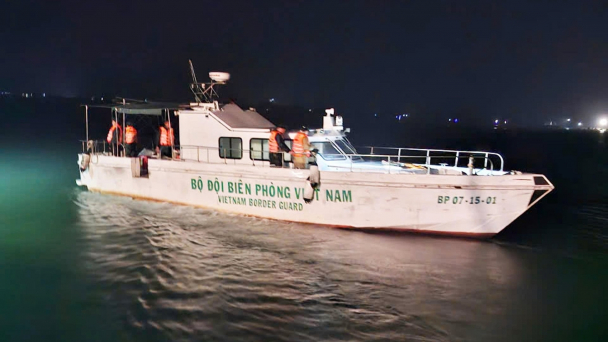 Xuyên đêm cứu hộ thành công hai ngư dân tại cửa biển Gianh