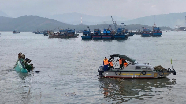Kịp thời cứu hộ 4 ngư dân bị chìm tàu trên biển