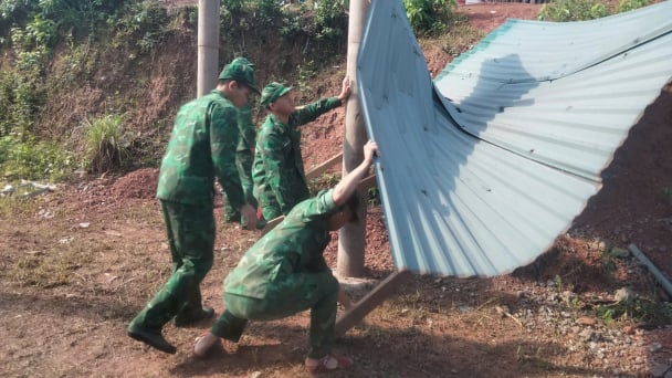Đồn Biên phòng Ba Nang giúp dân khắc phục thiệt hại lốc xoáy