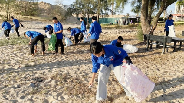 Hơn 500 đoàn viên thanh niên chung tay làm sạch môi trường biển