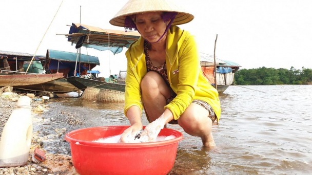 Người dân dọc sông La hoang mang khi nước sông chuyển màu