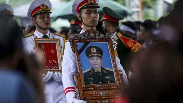 Người dân quê nhà đưa tiễn Thiếu tướng Nguyễn Hữu Hùng