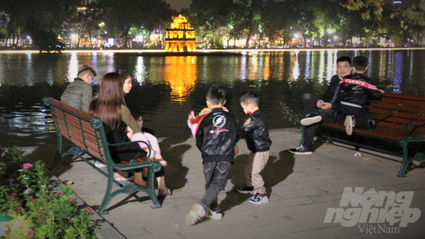 Hàng ngàn người dân đổ lên Hồ Gươm đón giao thừa