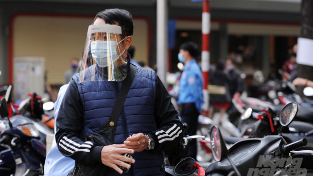 Muôn kiểu phòng Covid-19 khi mua vàng ngày vía Thần tài