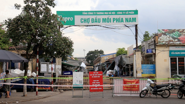 Tiểu thương khóc ròng khi chợ đầu mối phía Nam phong tỏa
