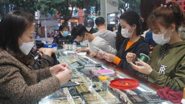 Bất chấp dịch bệnh, người Hà Tĩnh chen nhau mua vàng ngày vía Thần Tài