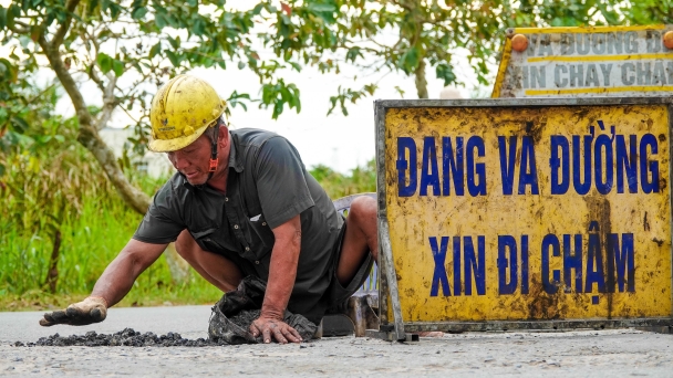 Người đàn ông khuyết tật chuyên vá đường miễn phí ở Cần Thơ