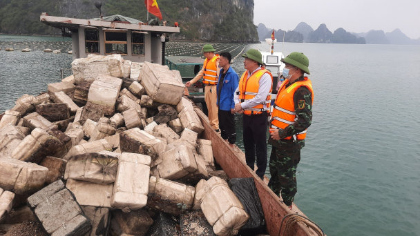 Xóa phao xốp, tiến tới giao mặt nước cho người dân