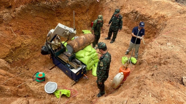 Dùng máy cắt hủy quả bom 337kg