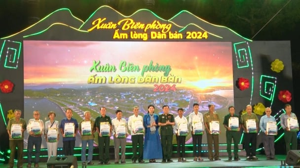 'Xuân biên phòng ấm lòng dân bản' đến người dân biên giới Kiên Giang