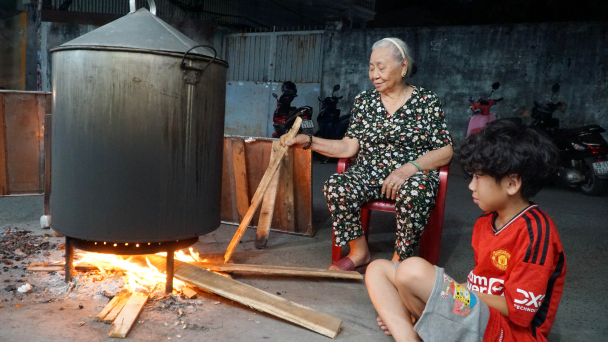 Người Sài Gòn trắng đêm luộc bánh chưng, bánh tét trên vỉa hè