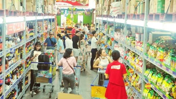 Người Sài Gòn chen nhau mua sắm trong siêu thị ngày giáp Tết