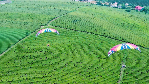 Bay dù lượn trên cao nguyên Mộc Châu