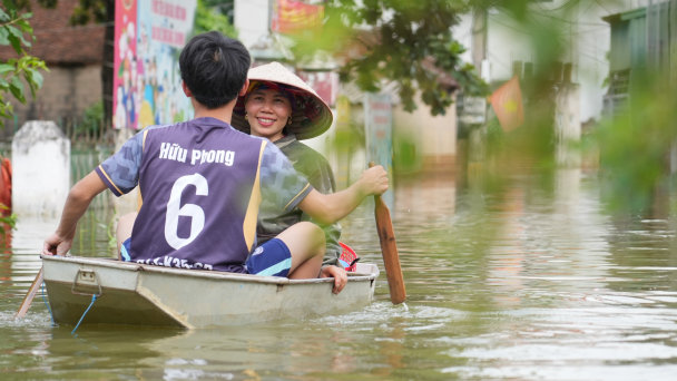 Thuyền là phương tiện chính của người dân vùng ngập