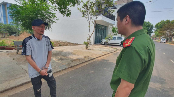 Bắt người đàn ông chuyên đập cửa ô tô trộm cắp tài sản