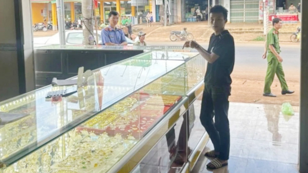 Thanh niên thua bạc chọn cách cướp tiệm vàng để trả nợ