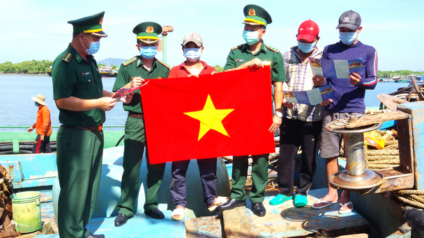 Tiếp sức ngư dân vươn khơi, bám biển