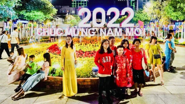 ‘Biển người’ đổ về đường hoa Nguyễn Huệ trong đêm giao thừa
