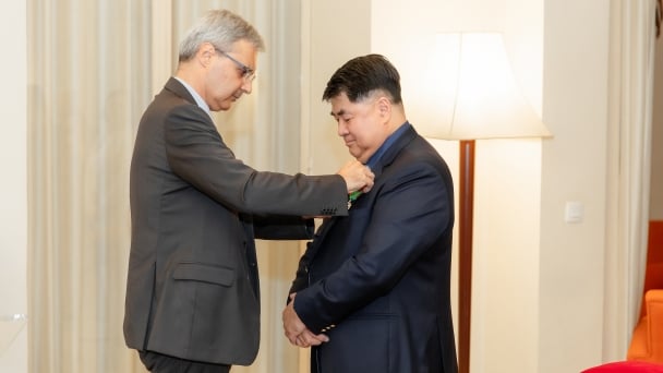 Pháp trao Huân chương vì sự nghiệp Nông nghiệp quốc gia cho ông Paul Le