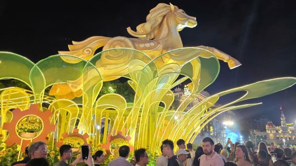 Ngựa ‘thức giấc’ trên đường hoa Nguyễn Huệ