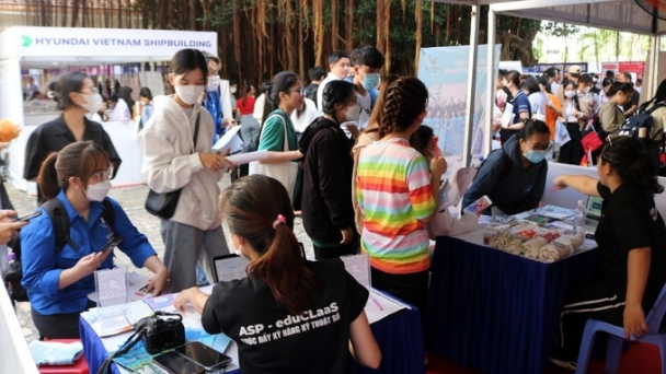 Gần 2.000 sinh viên, lao động tìm cơ hội việc làm tại 'Ngày hội việc làm'