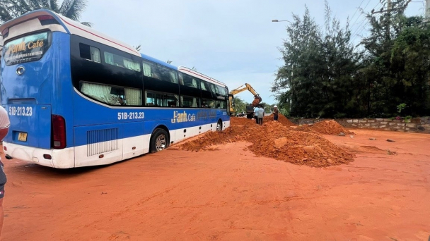 Lũ cát đỏ tràn vào nhà dân, vùi lấp nhiều phương tiện giao thông