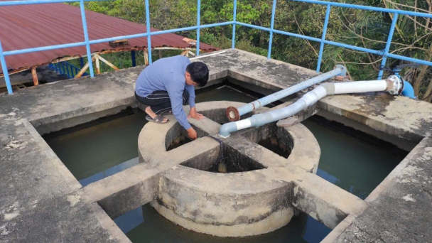 Chở nước sinh hoạt cấp cho dân khi nhà máy nước ngưng hoạt động