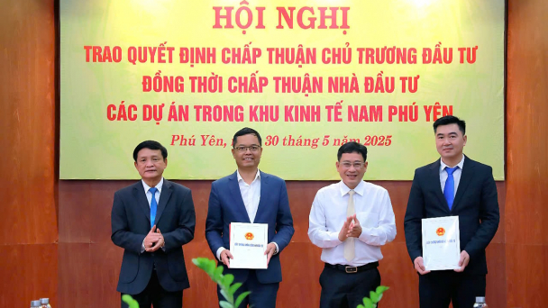 Phú Yên trao quyết định chấp thuận chủ trương đầu tư 2 dự án lớn