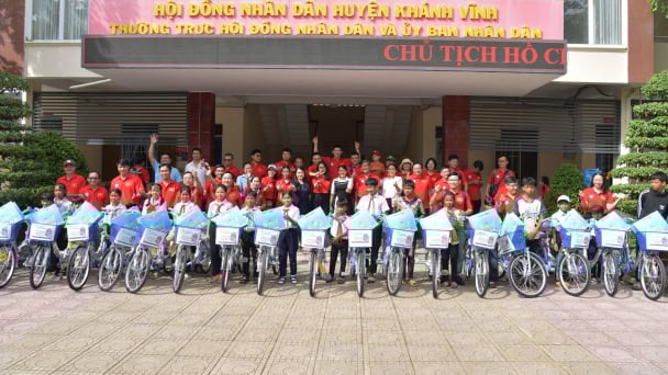Báo chí thường trú Khánh Hòa tiếp sức đến trường cho học sinh miền núi