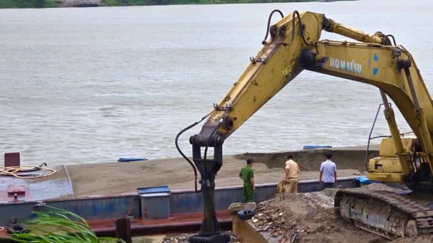 Xử phạt bến tập kết vật liệu xây dựng không phép tại Bát Tràng