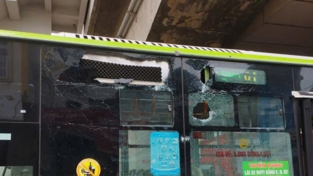 Mảng bê tông của nhà ga Metro rơi trúng xe buýt