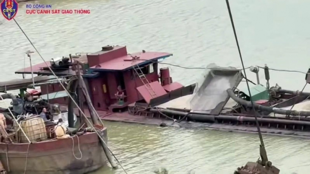 Cục Cảnh sát giao thông bắt quả tang 6 tàu khai thác cát trái phép