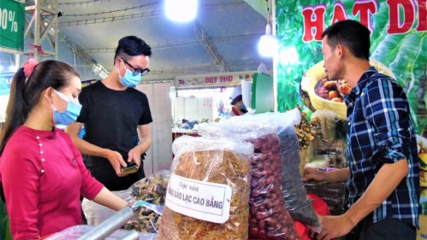 Hàng trăm sản phẩm tết đặc sắc tại hội chợ xuân ở Phú Mỹ Hưng