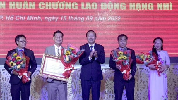 Trung tâm Kiểm nghiệm Thuốc thú y TWII đón nhận Huân chương Lao động hạng Nhì
