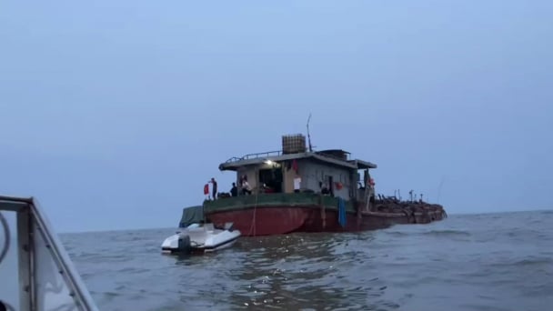 Nhiều tàu ngang nhiên khai thác cát trái phép ở vùng biển Hải Phòng