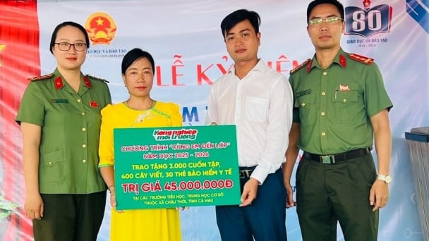 Báo Nông nghiệp và Môi trường trao quà ngày khai giảng tại xã Châu Thới