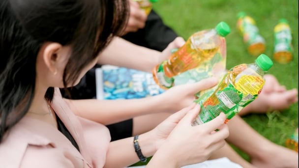 Không biết trước kết quả trúng thưởng sau mỗi nhãn chai 'xé ngay trúng liền'