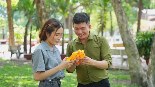 Nắng nóng kéo dài, nhiều người trẻ thích trải nghiệm xé nhãn chai nhận thưởng