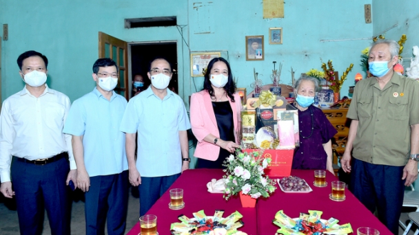 Phó Chủ tịch nước tặng quà gia đình thương binh, liệt sỹ tại Tuyên Quang