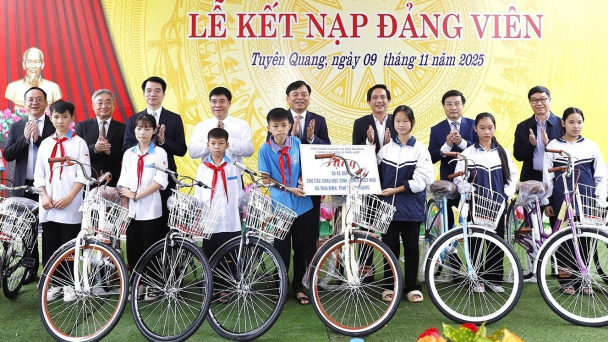 'Bạn đồng hành mới' Báo Nông nghiệp và Môi trường dành tặng học sinh nghèo