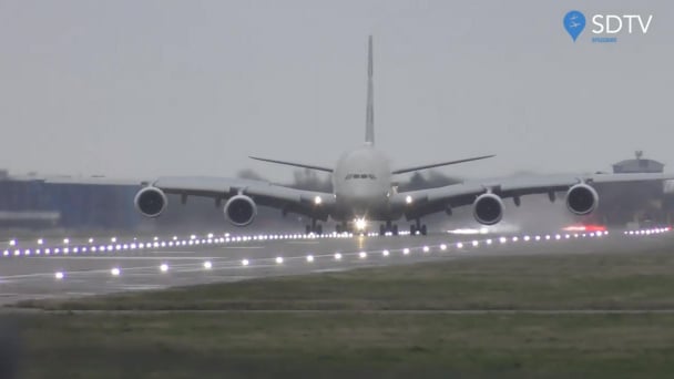 Dựng tóc gáy màn hạ cánh ‘kiểu cua’ của máy bay A380 trong bão