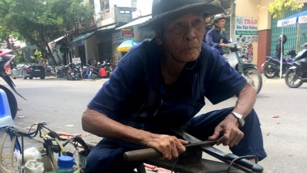 Người mài dao, kéo dạo cuối cùng ở thành phố biển
