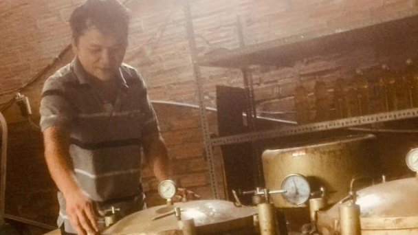 Nông dân làm dầu phụng