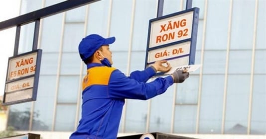 Giá xăng giảm chưa từng có, chỉ còn dưới 12.000 đồng/lít