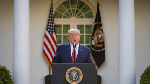Trump đổ lỗi: 'Một số bệnh viện đang tích trữ máy thở'