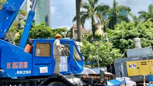Lao động oằn mình trong nắng nóng vì kế sinh nhai