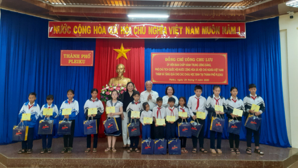Phó Chủ tịch Quốc hội tặng quà cho học sinh nghèo hiếu học TP. Pleiku