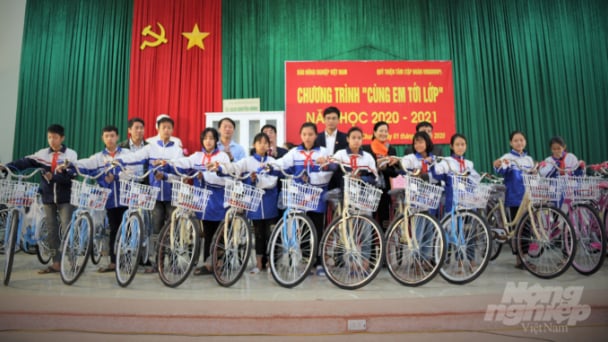 Trao tặng những phần quà ý nghĩa cho xã miền núi Bắc Giang