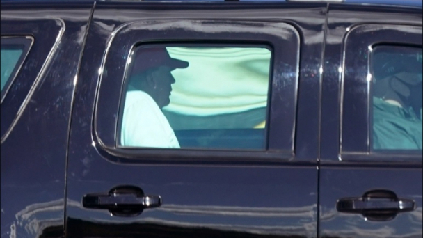 Trump hứng chỉ trích 'tàn nhẫn đến khó tin' vì chậm ký dự luật cứu trợ